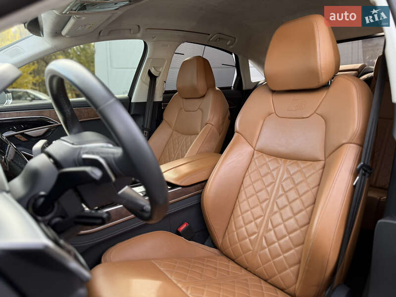 Седан Audi S8 2022 в Львове