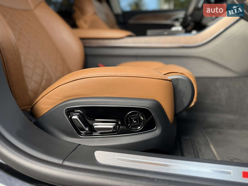 Седан Audi S8 2022 в Львове