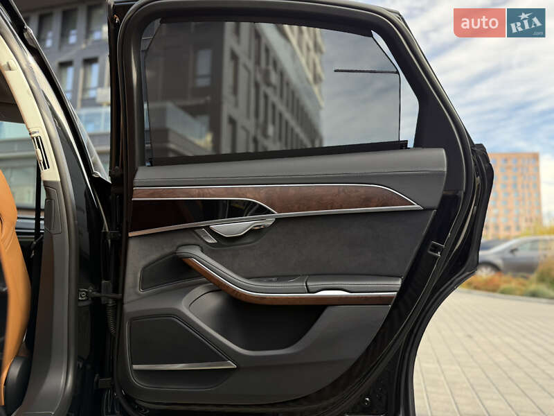 Седан Audi S8 2022 в Львове