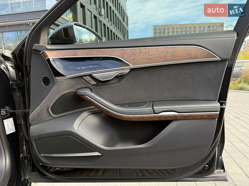 Седан Audi S8 2022 в Львове