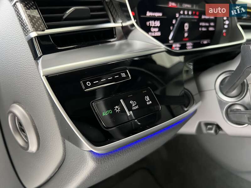 Седан Audi S8 2022 в Києві