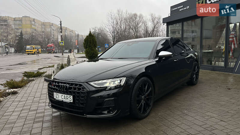Седан Audi S8 2023 в Львові