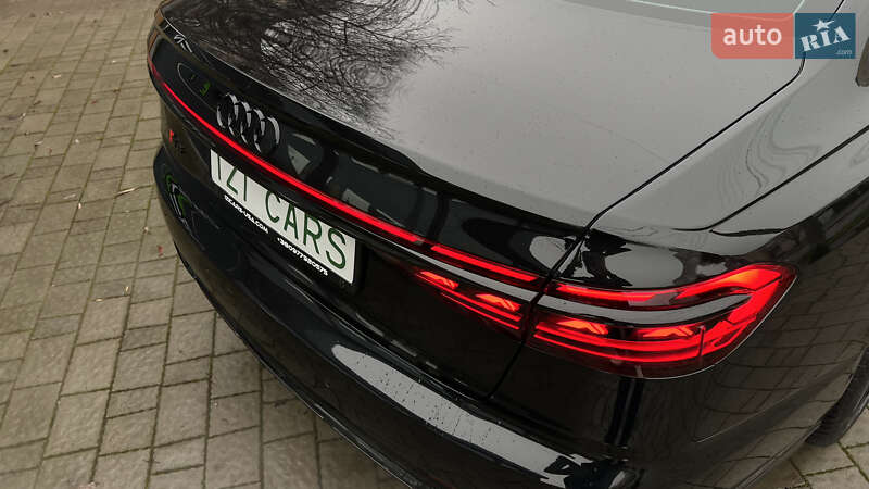 Седан Audi S8 2023 в Львові