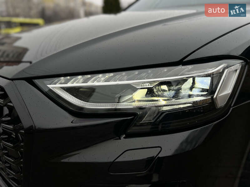 Седан Audi S8 2023 в Львові