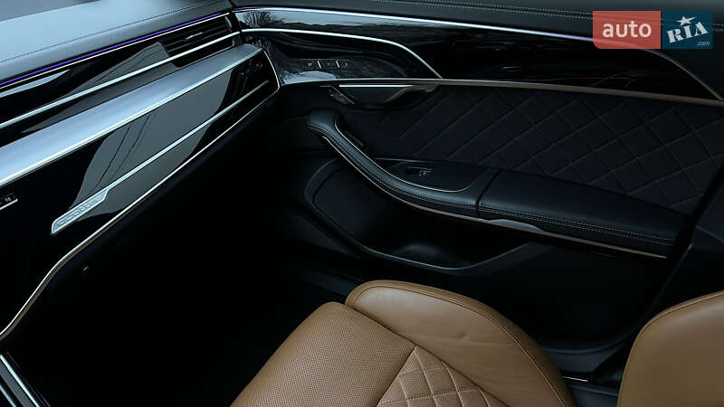 Седан Audi S8 2023 в Львові