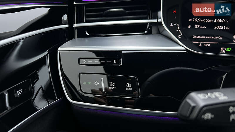 Седан Audi S8 2023 в Львові