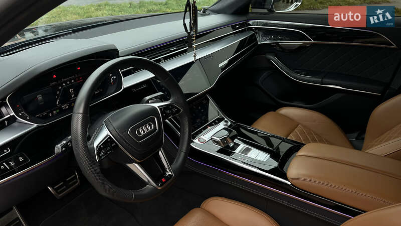 Седан Audi S8 2023 в Львові