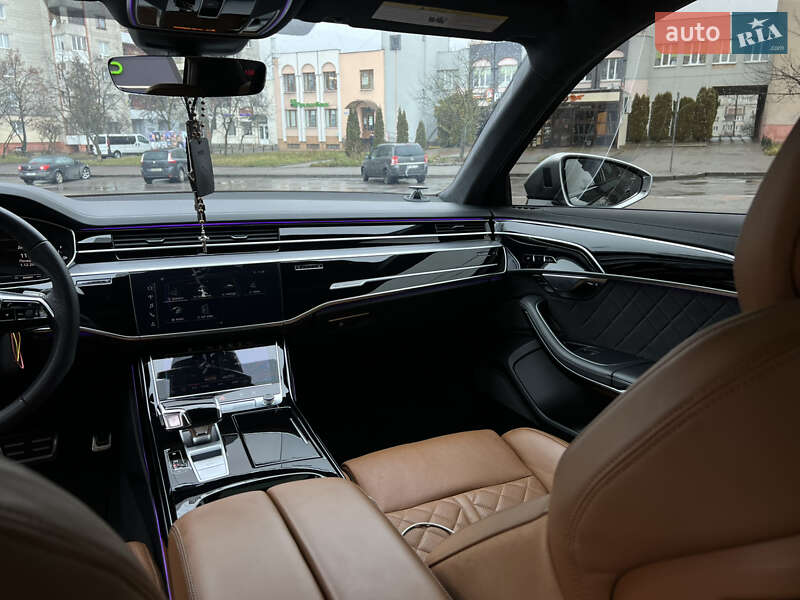 Седан Audi S8 2023 в Львові