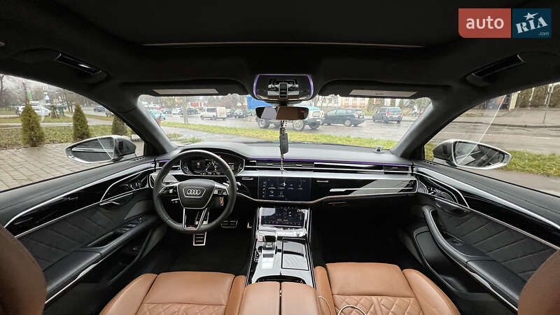 Седан Audi S8 2023 в Львові