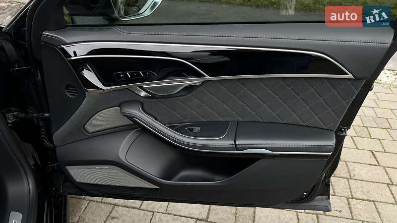 Седан Audi S8 2023 в Львові