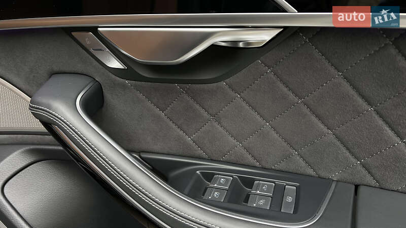 Седан Audi S8 2023 в Львові