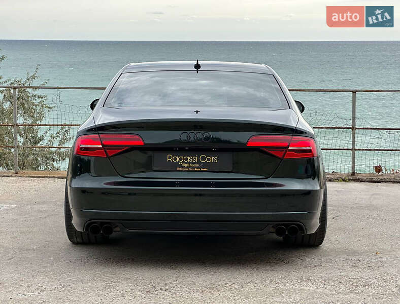 Седан Audi S8 2014 в Ужгороді