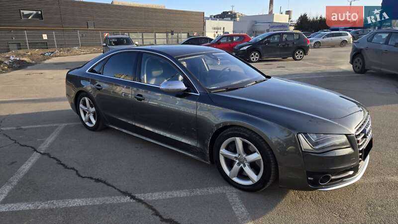 Седан Audi S8 2013 в Зборове
