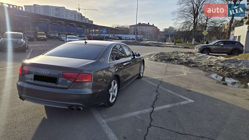 Седан Audi S8 2013 в Зборове