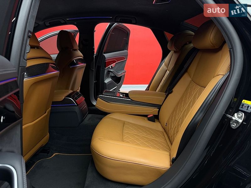 Седан Audi S8 2023 в Києві
