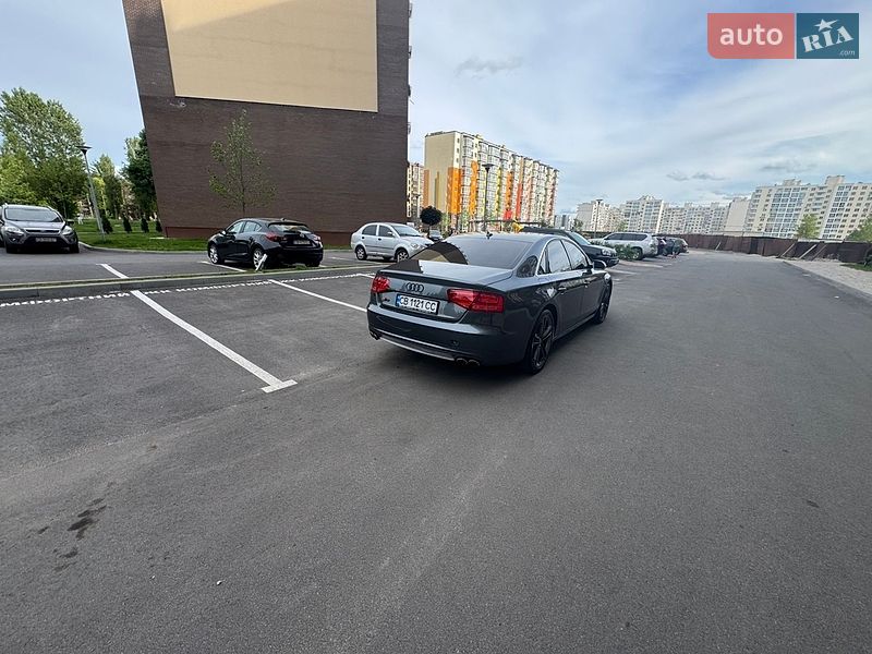Седан Audi S8 2012 в Чернигове