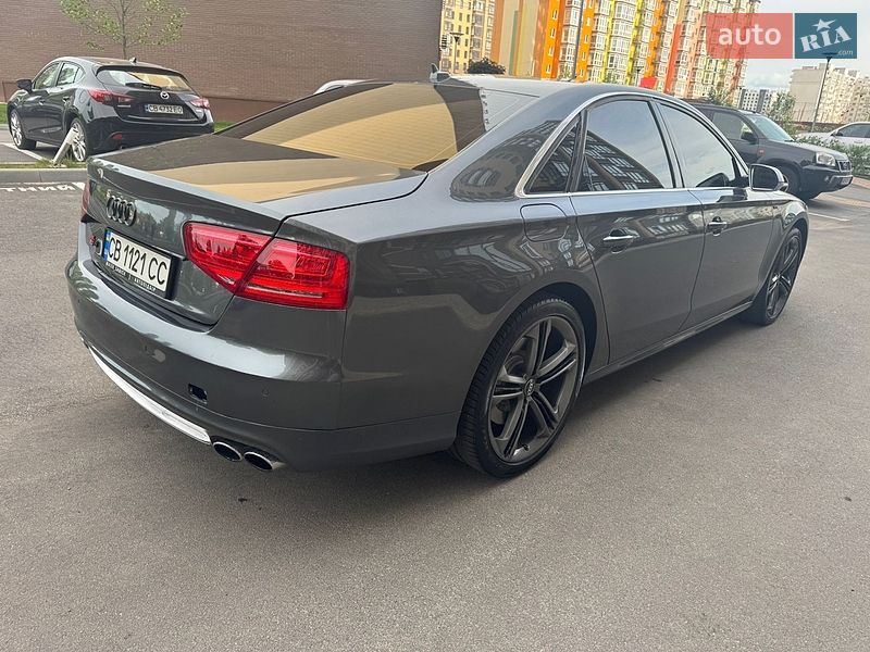 Седан Audi S8 2012 в Чернигове