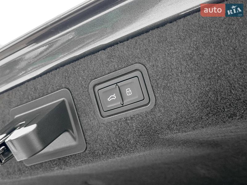 Седан Audi S8 2026 в Києві