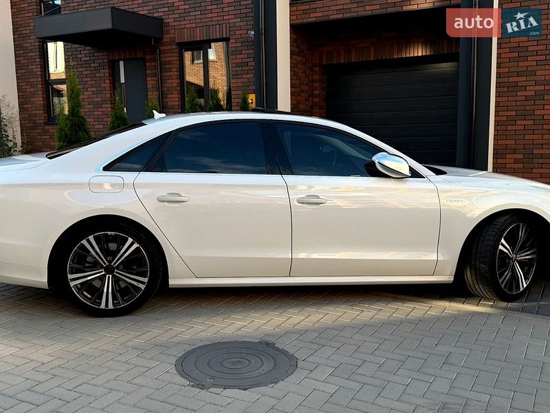 Седан Audi S8 2014 в Вінниці