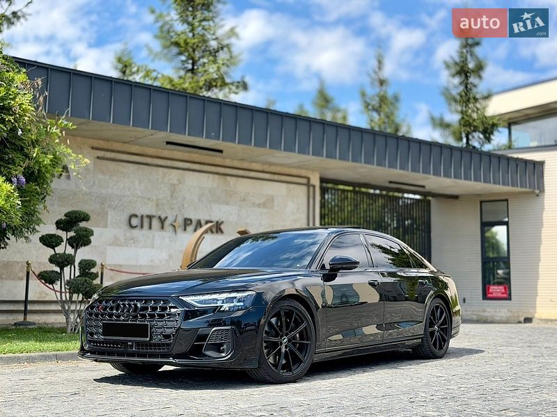 Седан Audi S8 2024 в Львове