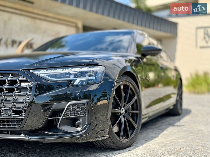 Седан Audi S8 2024 в Львове