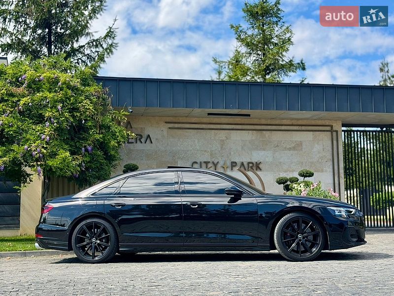 Седан Audi S8 2024 в Львове