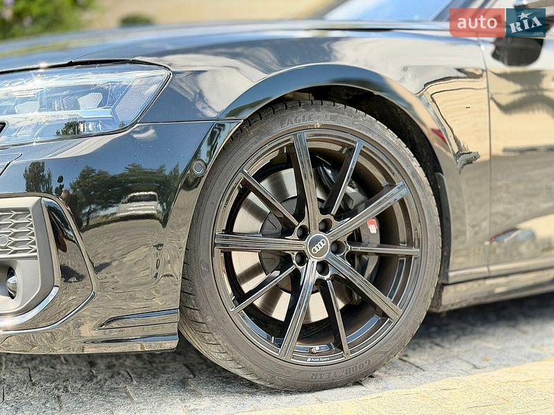 Седан Audi S8 2024 в Львове
