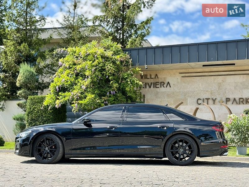 Седан Audi S8 2024 в Львове