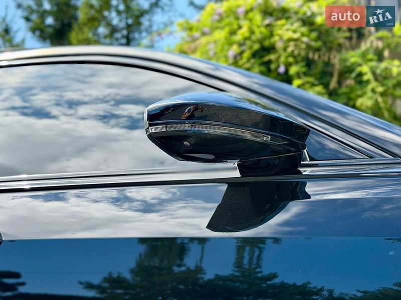 Седан Audi S8 2024 в Львове
