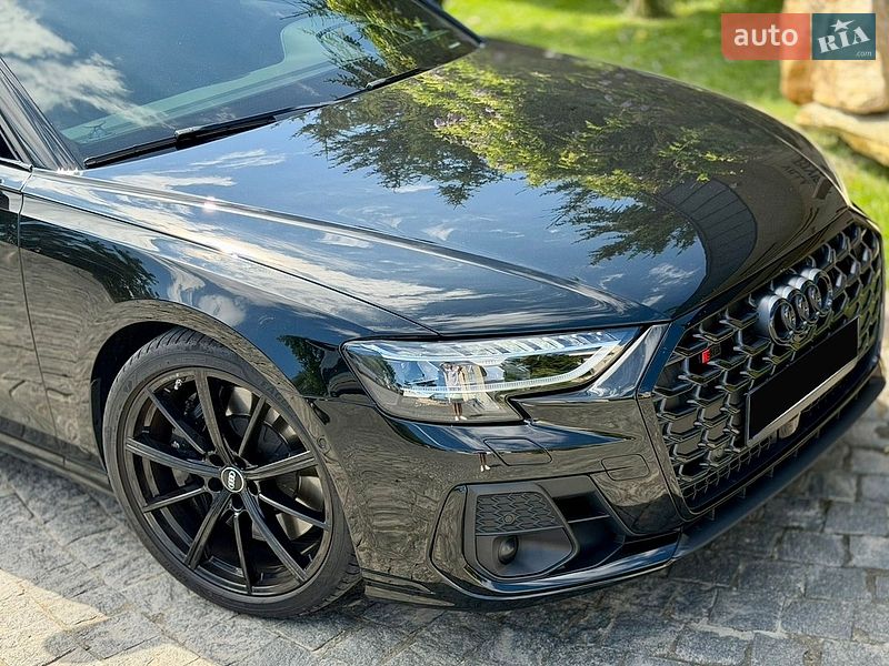Седан Audi S8 2024 в Львове