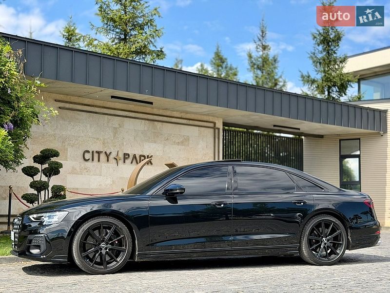 Седан Audi S8 2024 в Львове