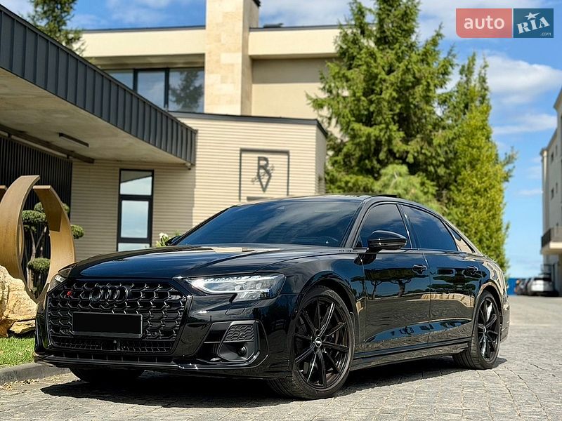 Седан Audi S8 2024 в Львове