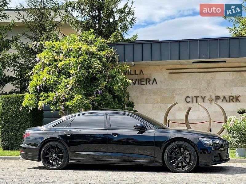 Седан Audi S8 2024 в Львове