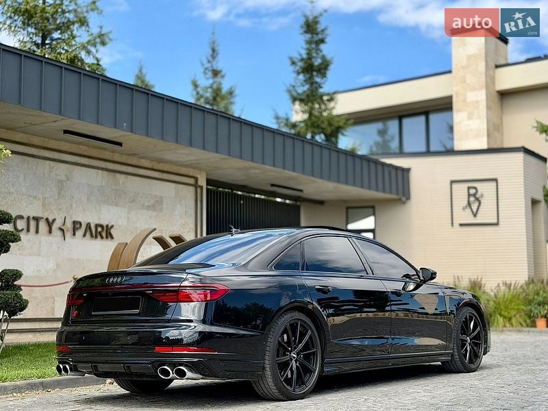Седан Audi S8 2024 в Львове