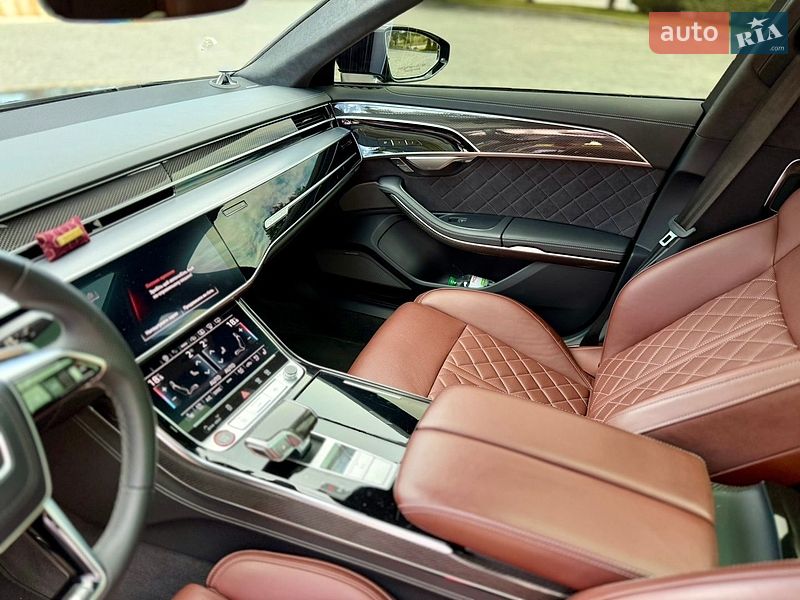 Седан Audi S8 2024 в Львове