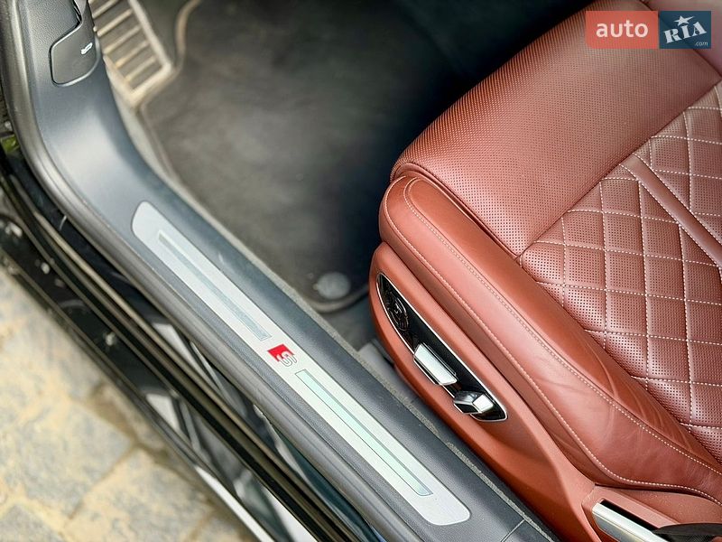 Седан Audi S8 2024 в Львове