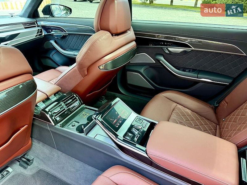 Седан Audi S8 2024 в Львове