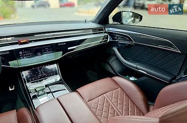 Седан Audi S8 2024 в Львове