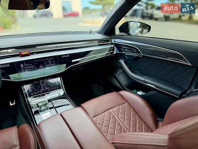 Седан Audi S8 2024 в Львове