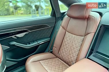 Седан Audi S8 2024 в Львове