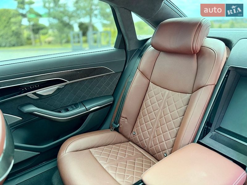 Седан Audi S8 2024 в Львове