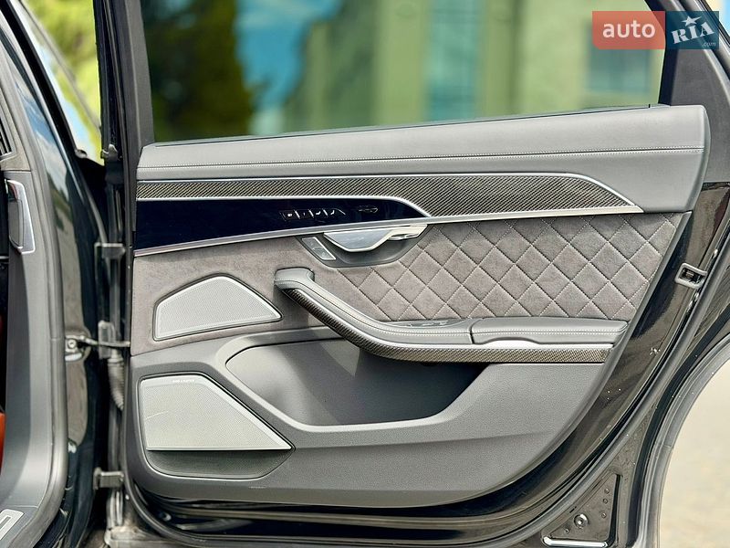 Седан Audi S8 2024 в Львове