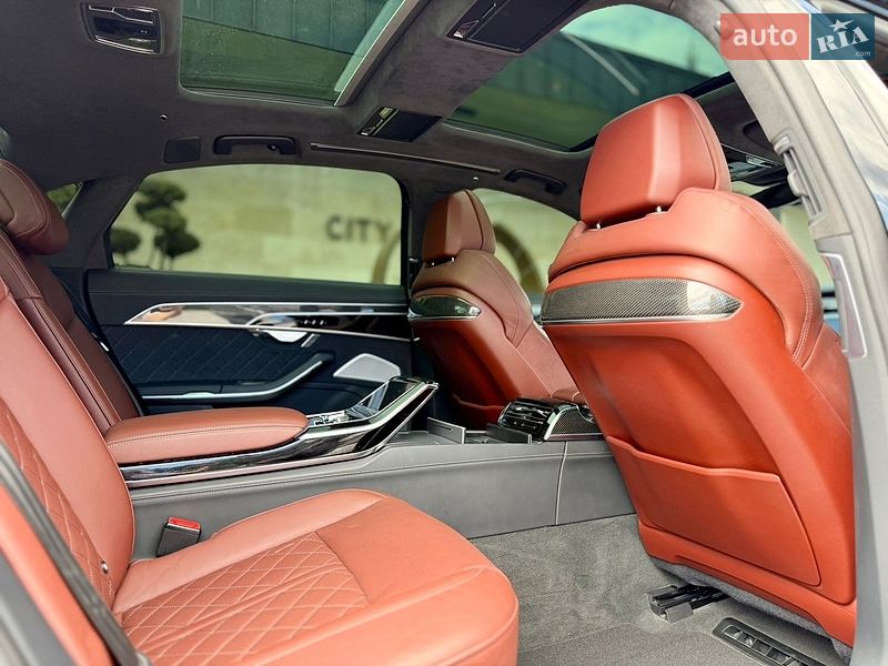 Седан Audi S8 2024 в Львове