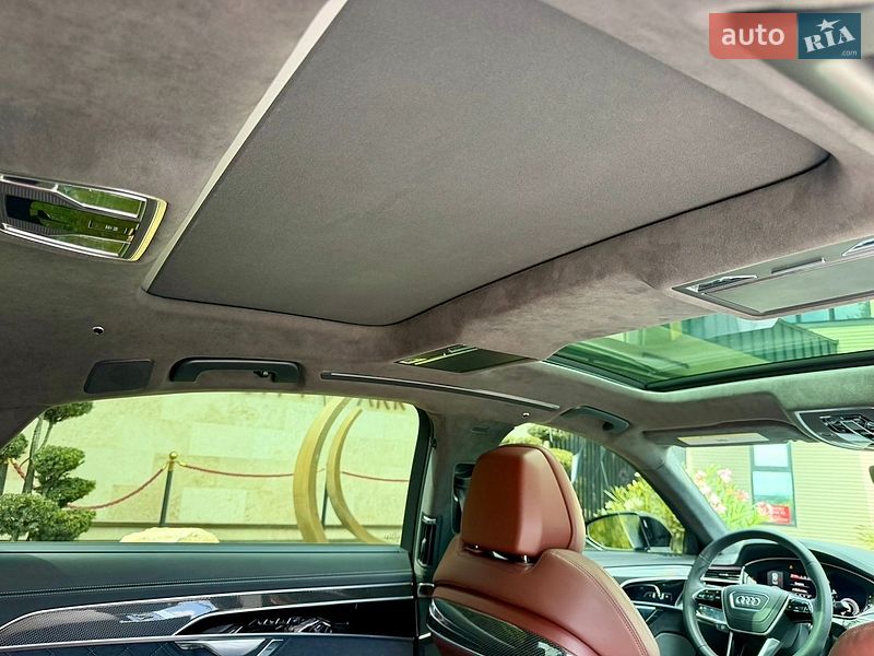 Седан Audi S8 2024 в Львове