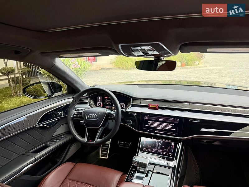 Седан Audi S8 2024 в Львове