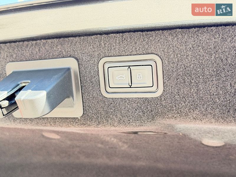 Седан Audi S8 2023 в Києві