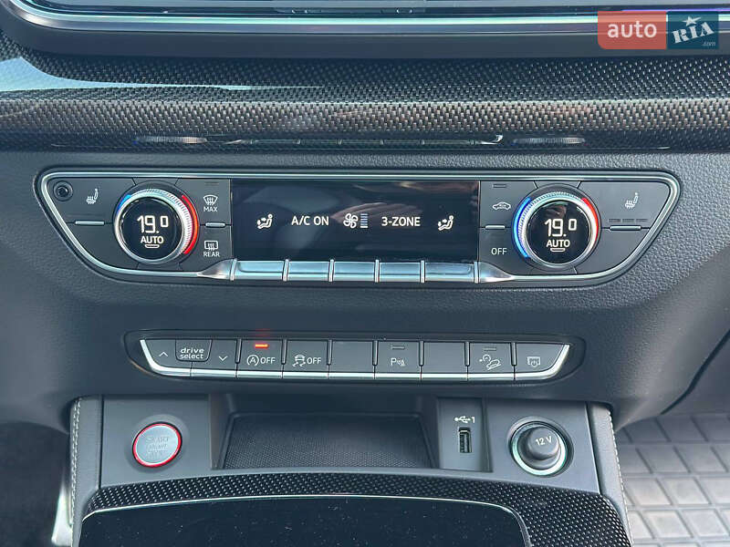 Внедорожник / Кроссовер Audi SQ5 2022 в Днепре