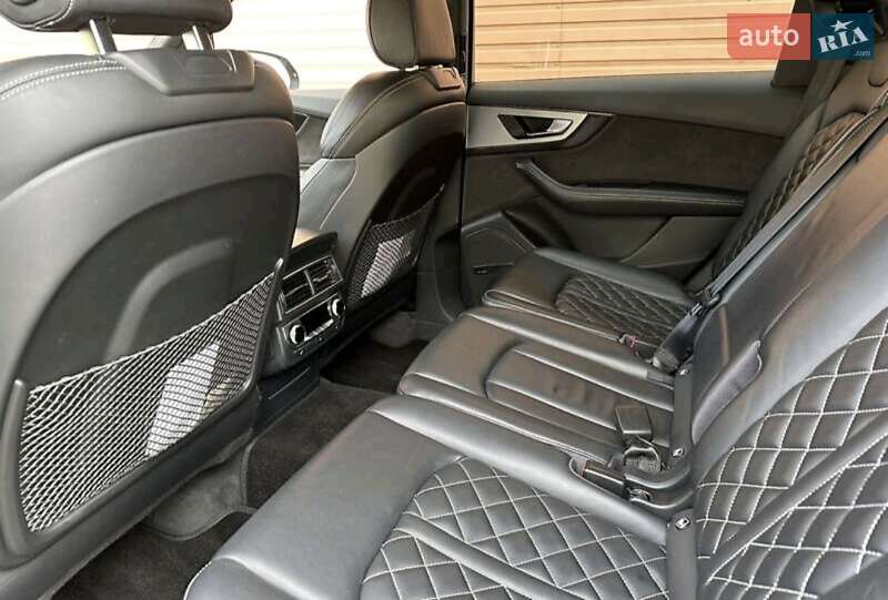 Внедорожник / Кроссовер Audi SQ7 2016 в Карловке