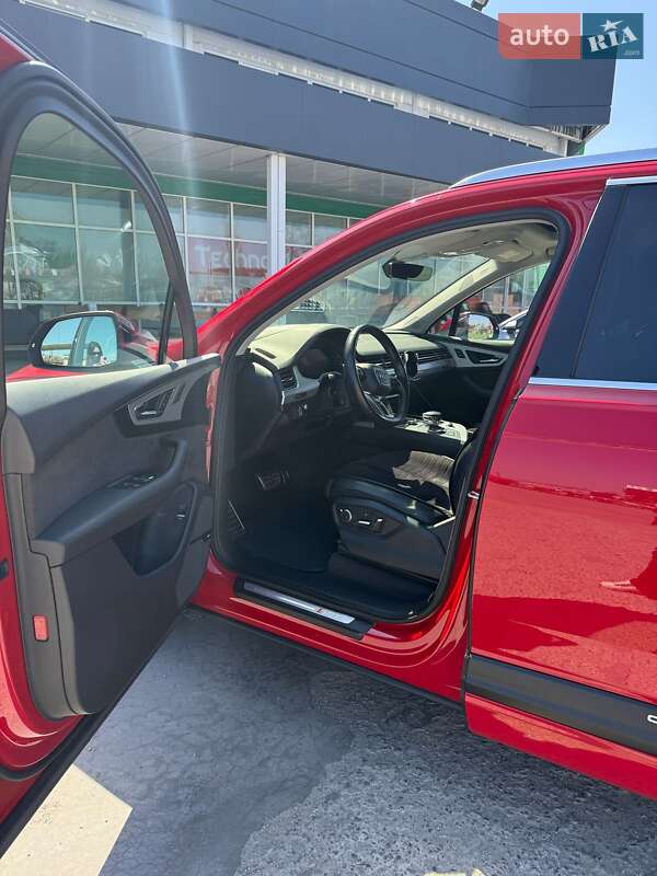 Позашляховик / Кросовер Audi SQ7 2017 в Первомайську