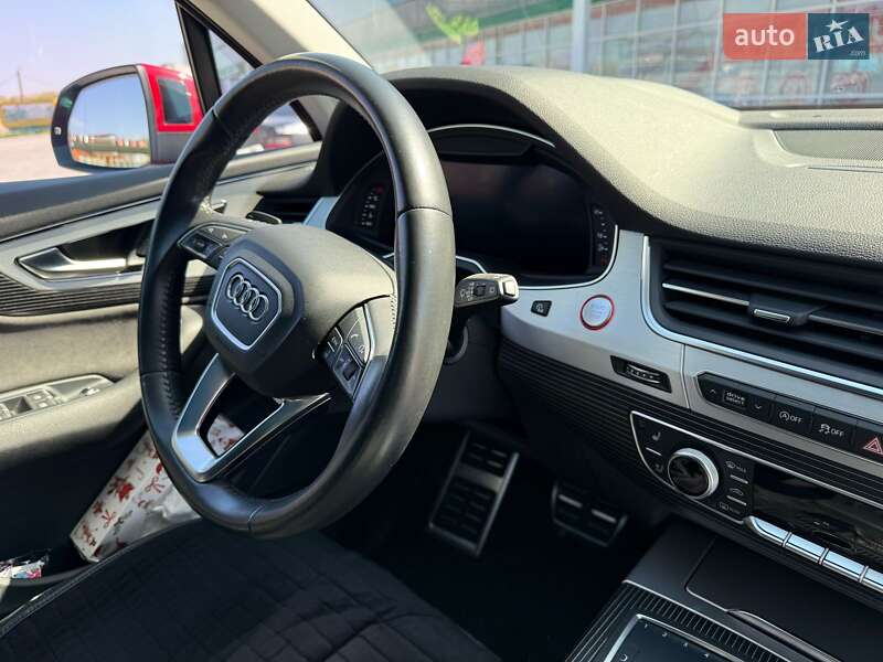 Позашляховик / Кросовер Audi SQ7 2017 в Первомайську